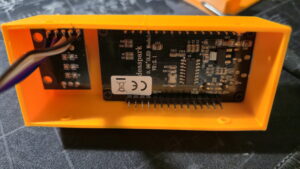 obudowa skanera sieci WiFi, widok od wewnątrz, z modułem NODEMCU ESP8266